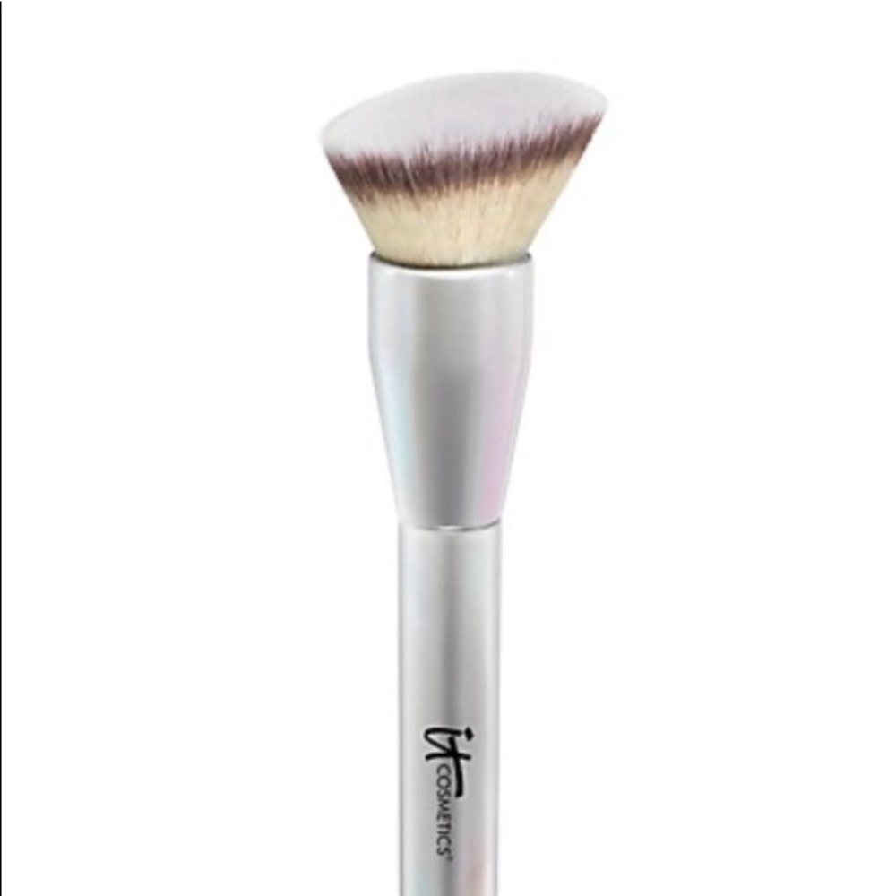 It Cosmetics Angled Buffing Foundation brush